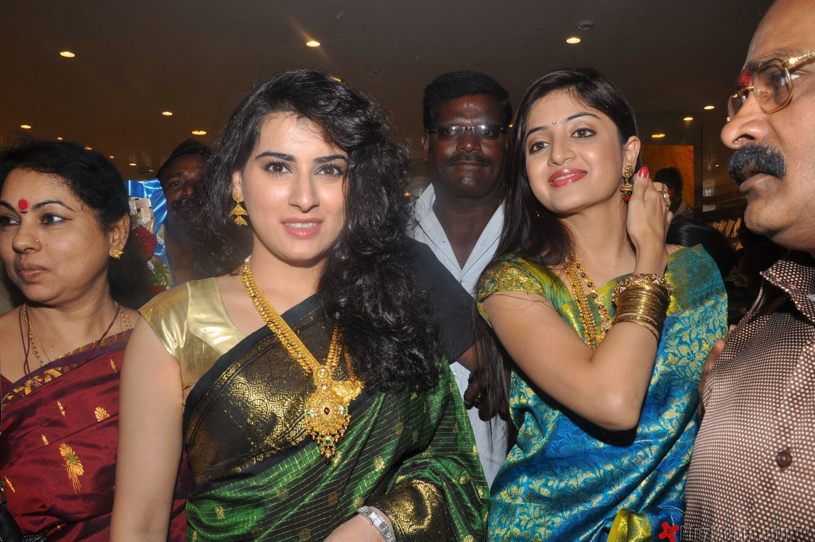 Archana, Poonam Kaur Inaugurate CMR Shopping Mall - Gallery | Picture 91437